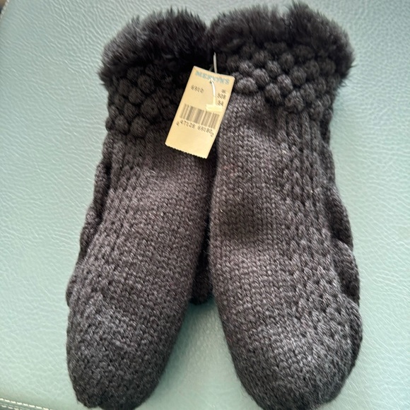 Cable Knit Fluffy Mittens - Picture 1 of 3